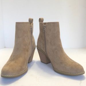 EuroSoft by Sofft Blonde Tan Side Zip Almond Toe  Block Heel NonSkid Ankle Boots